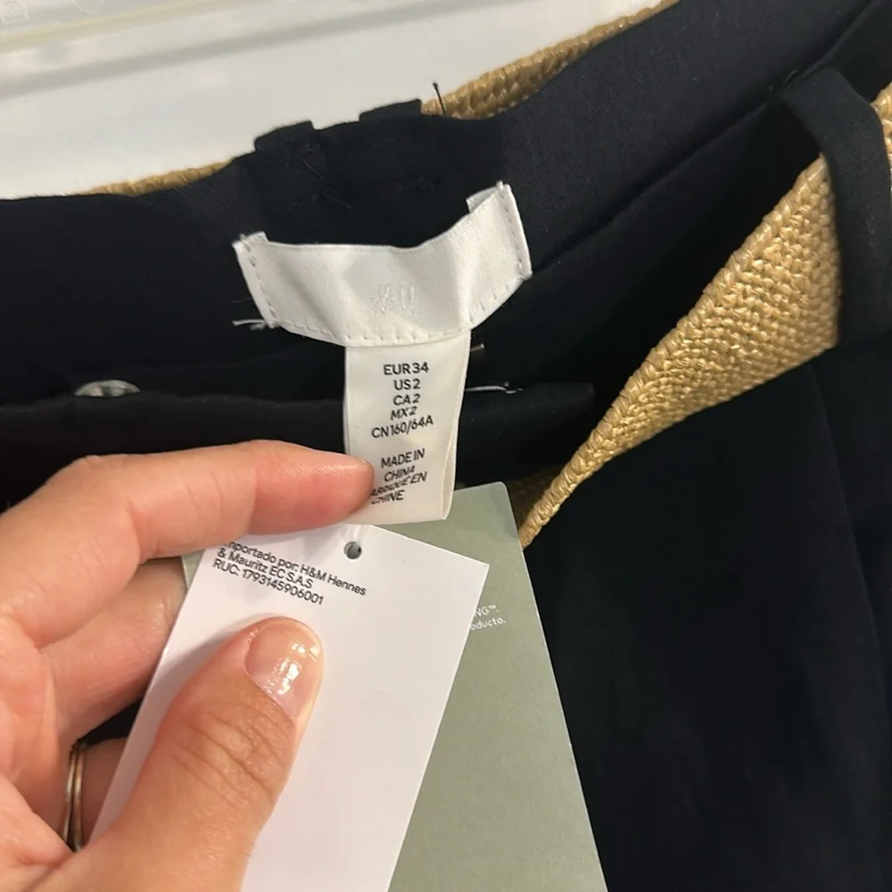 NWOT H&M black tailored high waisted pleated shorts with belt included Size 2.